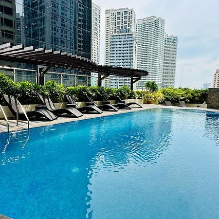 One Bedroom With Balcony By Christine Suites Ph In Greenbelt Radisson Makati City Eksteriør bilde