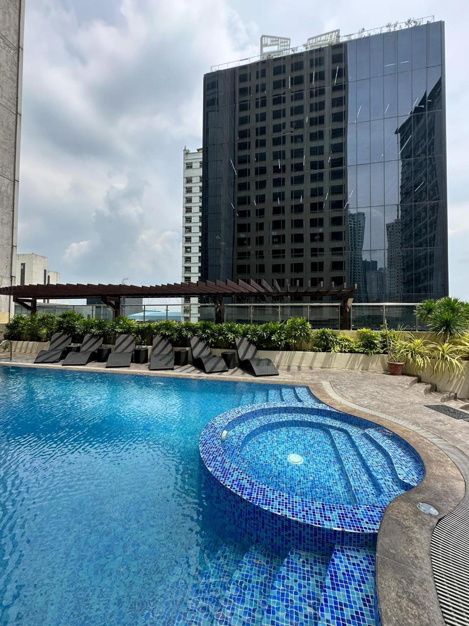 One Bedroom With Balcony By Christine Suites Ph In Greenbelt Radisson Makati City Eksteriør bilde