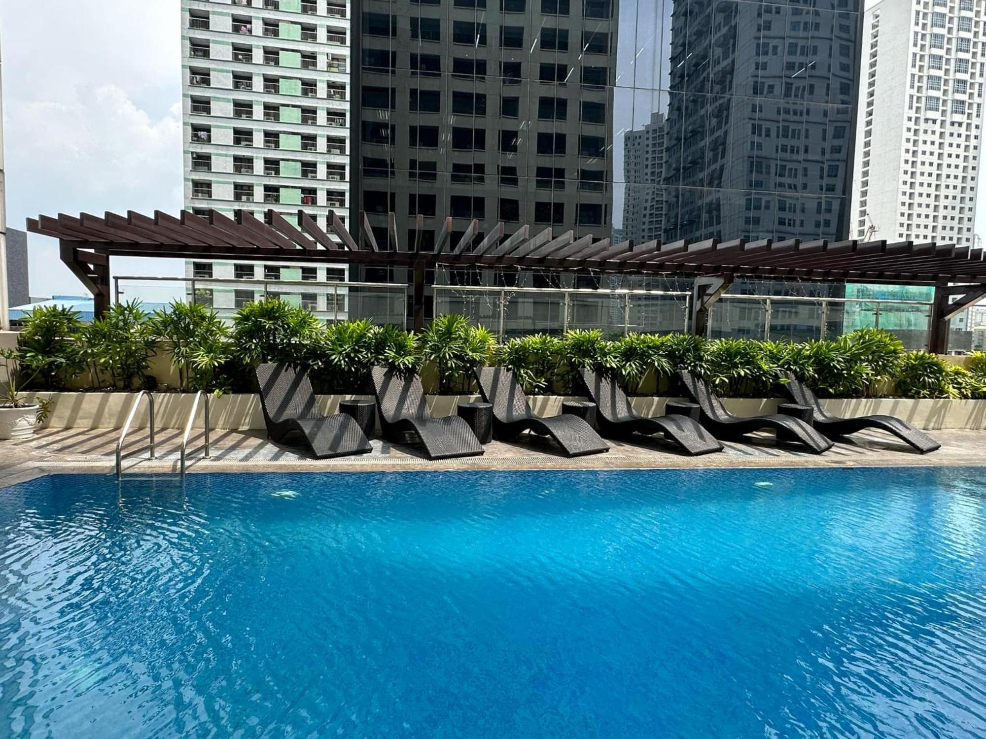 One Bedroom With Balcony By Christine Suites Ph In Greenbelt Radisson Makati City Eksteriør bilde