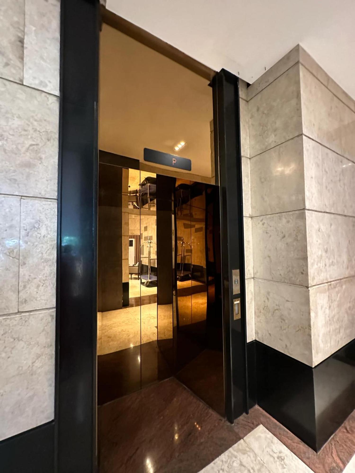 One Bedroom With Balcony By Christine Suites Ph In Greenbelt Radisson Makati City Eksteriør bilde