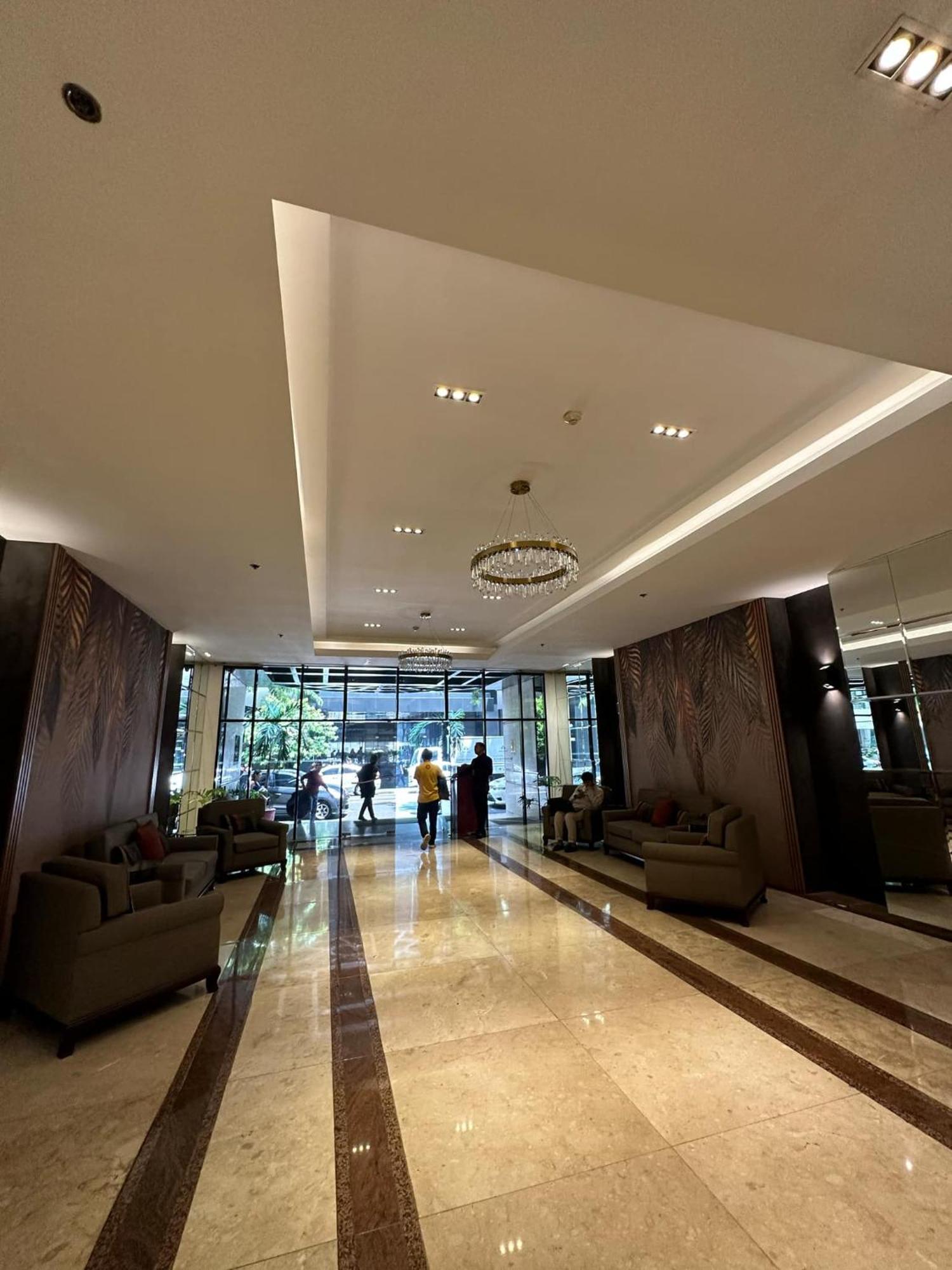 One Bedroom With Balcony By Christine Suites Ph In Greenbelt Radisson Makati City Eksteriør bilde