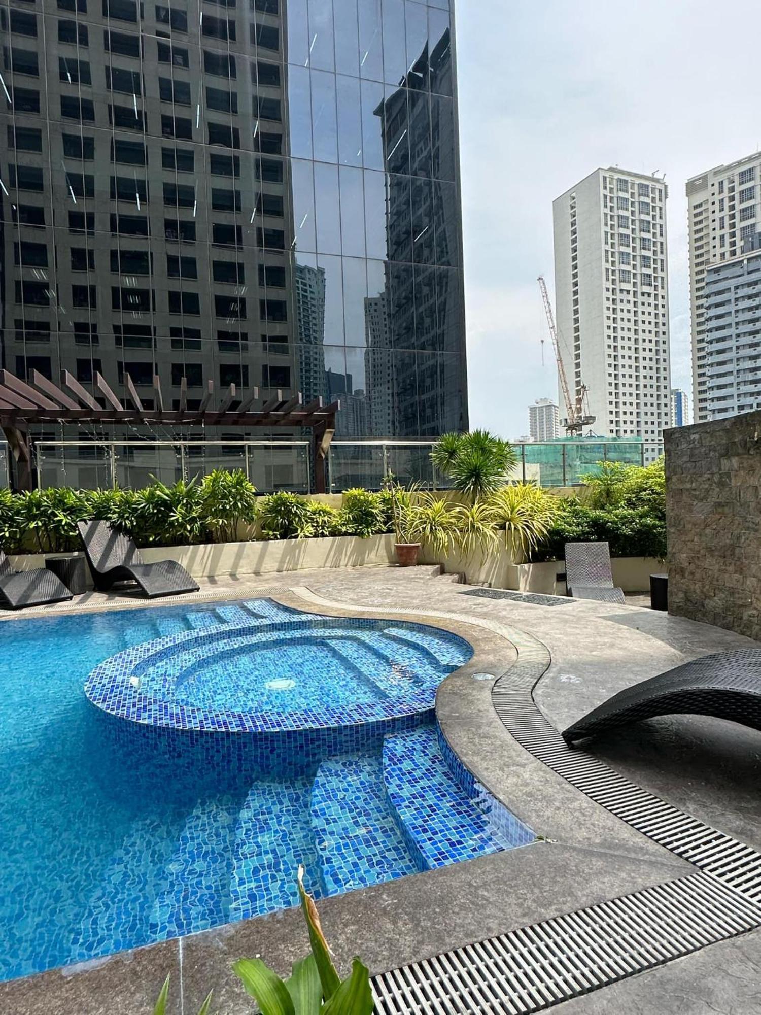 One Bedroom With Balcony By Christine Suites Ph In Greenbelt Radisson Makati City Eksteriør bilde