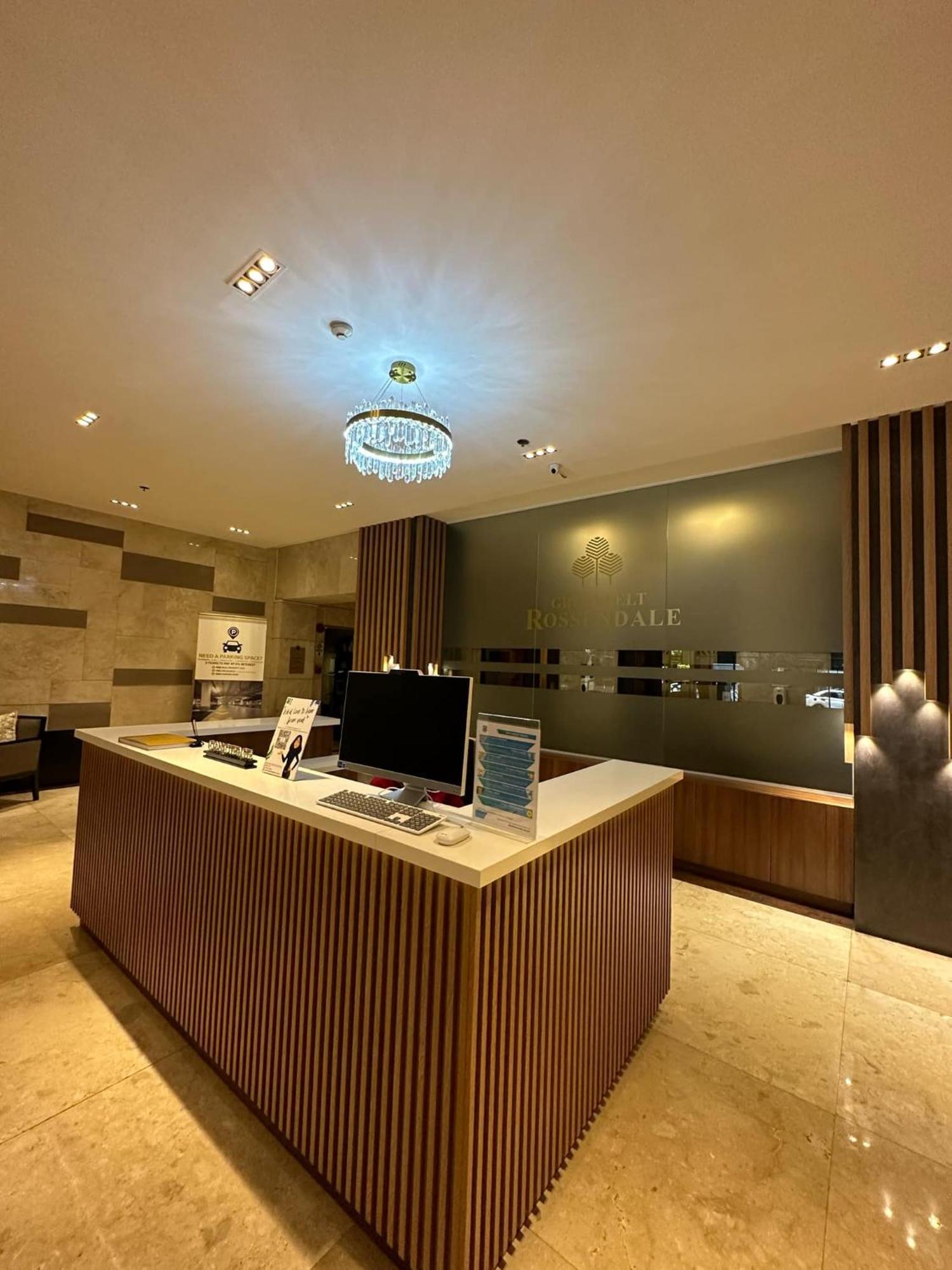 One Bedroom With Balcony By Christine Suites Ph In Greenbelt Radisson Makati City Eksteriør bilde