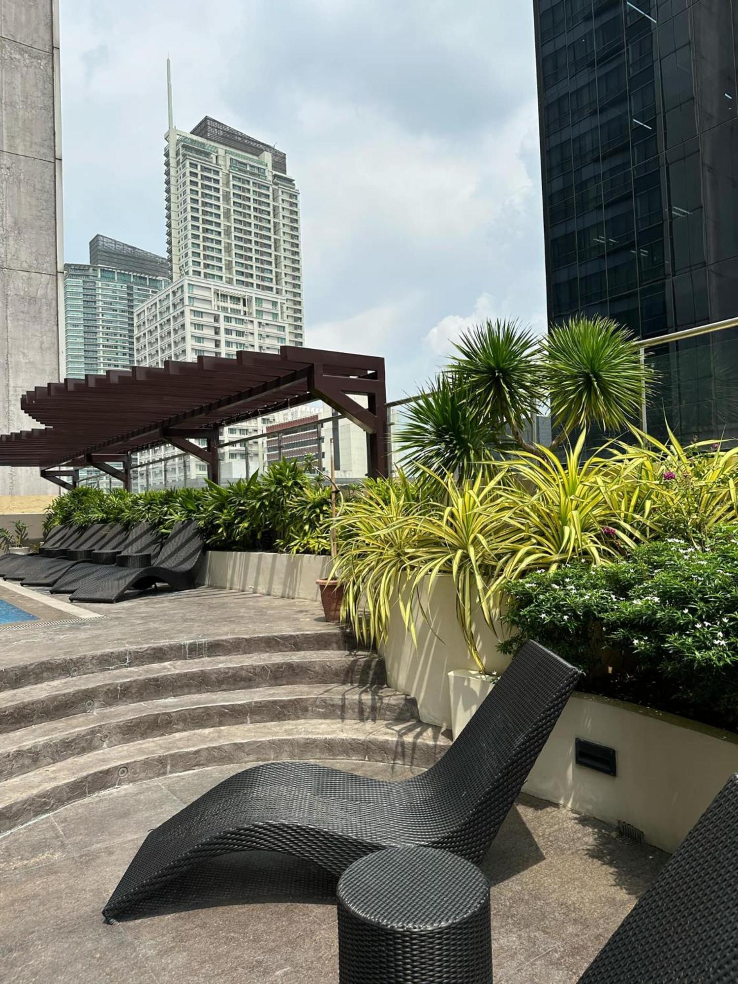 One Bedroom With Balcony By Christine Suites Ph In Greenbelt Radisson Makati City Eksteriør bilde