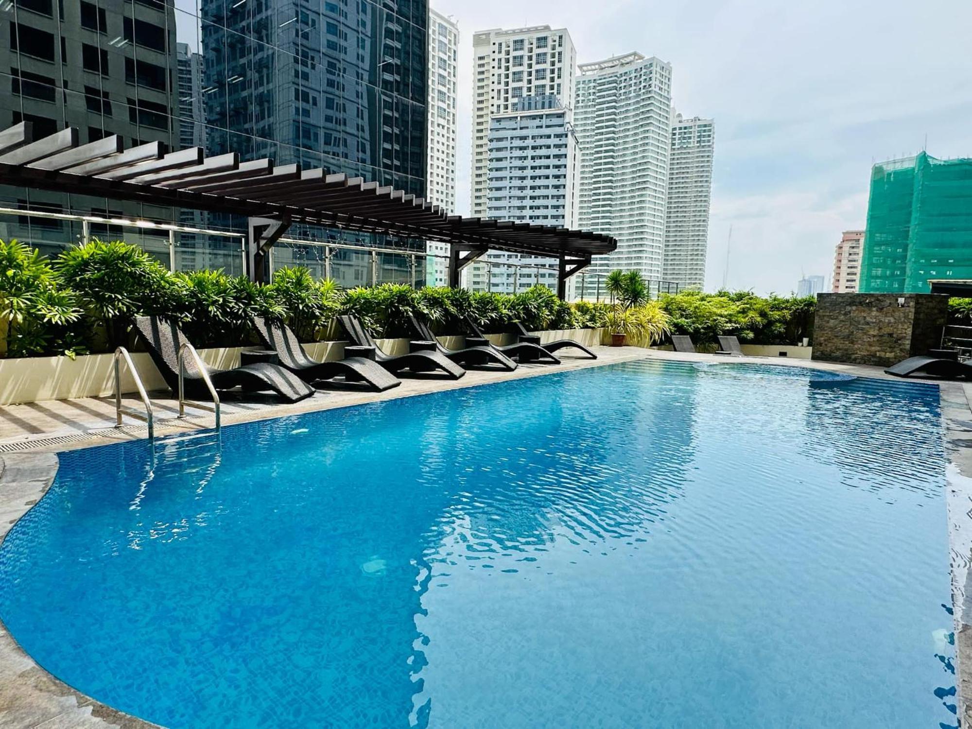 One Bedroom With Balcony By Christine Suites Ph In Greenbelt Radisson Makati City Eksteriør bilde
