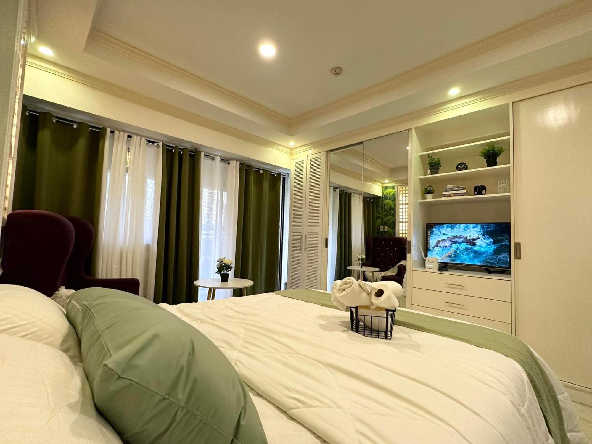 One Bedroom With Balcony By Christine Suites Ph In Greenbelt Radisson Makati City Eksteriør bilde