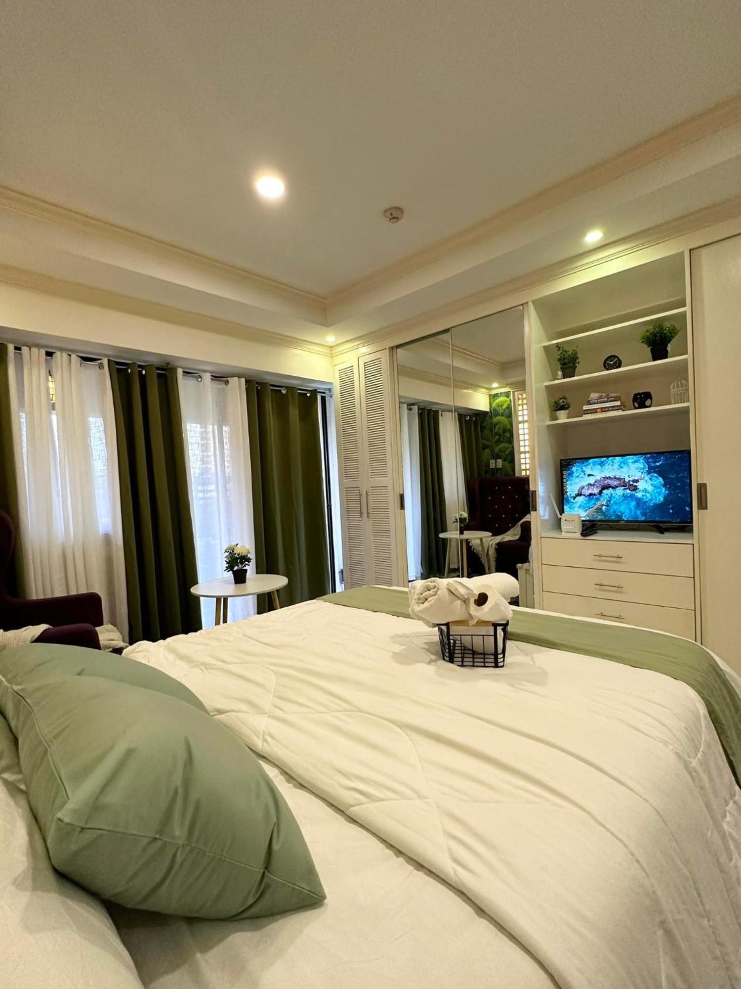 One Bedroom With Balcony By Christine Suites Ph In Greenbelt Radisson Makati City Eksteriør bilde