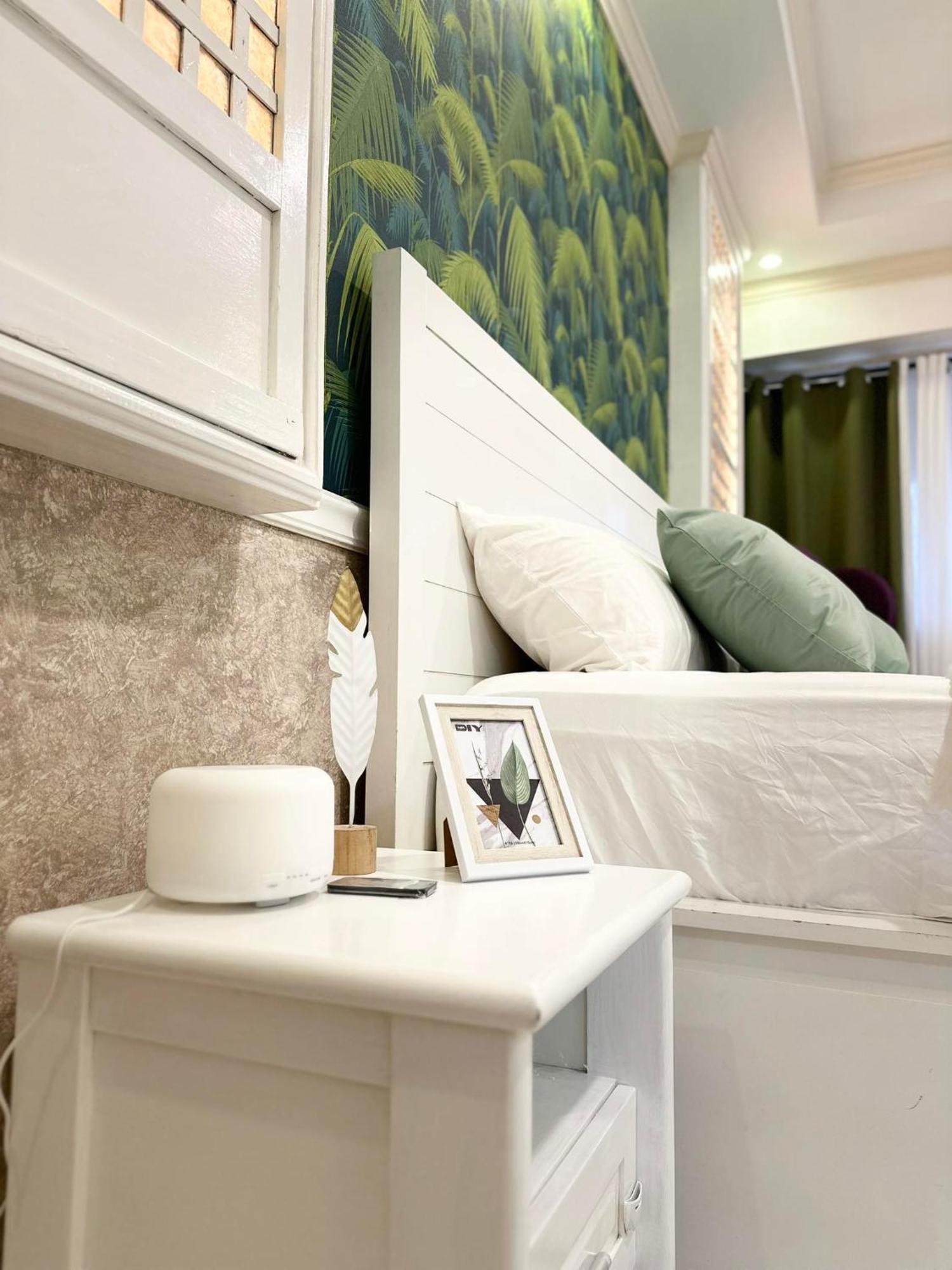 One Bedroom With Balcony By Christine Suites Ph In Greenbelt Radisson Makati City Eksteriør bilde