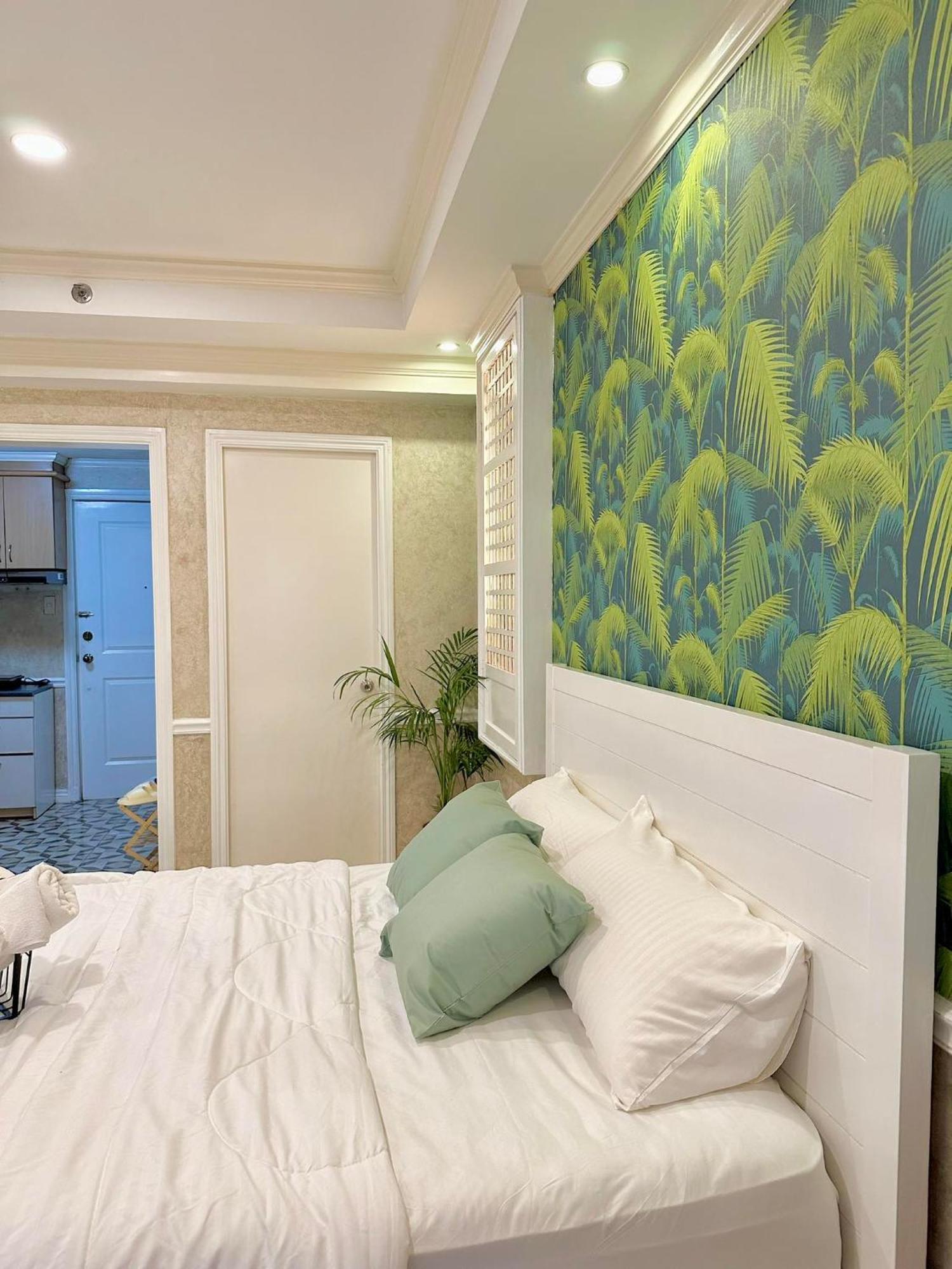 One Bedroom With Balcony By Christine Suites Ph In Greenbelt Radisson Makati City Eksteriør bilde
