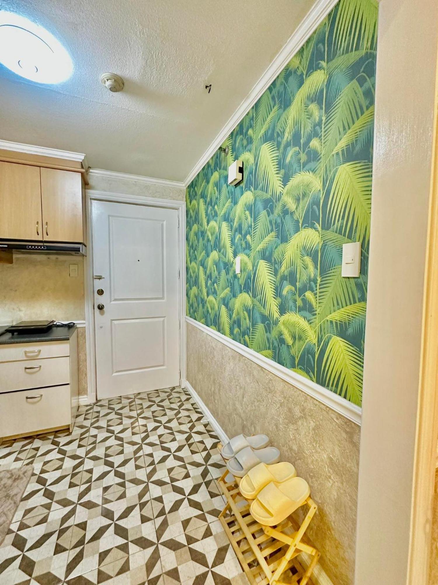 One Bedroom With Balcony By Christine Suites Ph In Greenbelt Radisson Makati City Eksteriør bilde