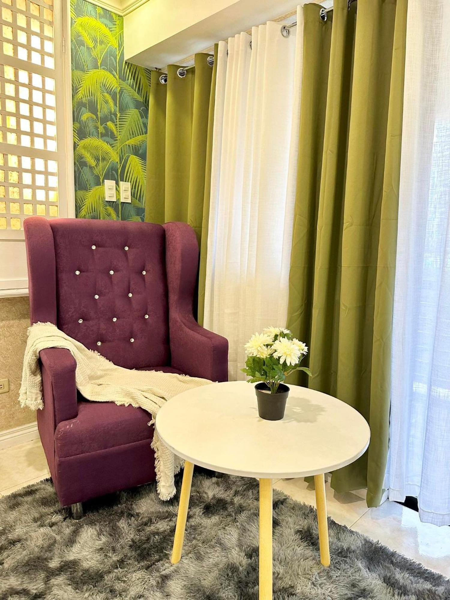 One Bedroom With Balcony By Christine Suites Ph In Greenbelt Radisson Makati City Eksteriør bilde