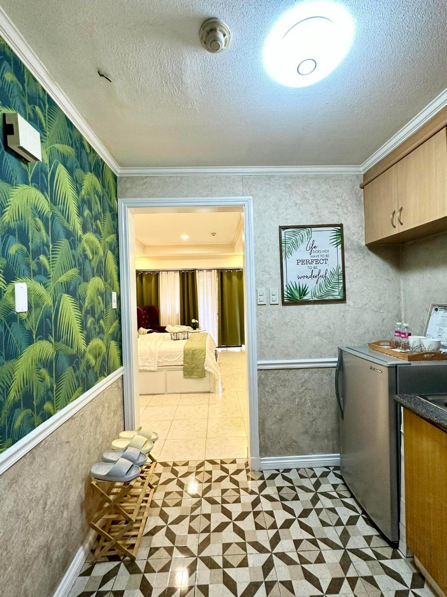 One Bedroom With Balcony By Christine Suites Ph In Greenbelt Radisson Makati City Eksteriør bilde