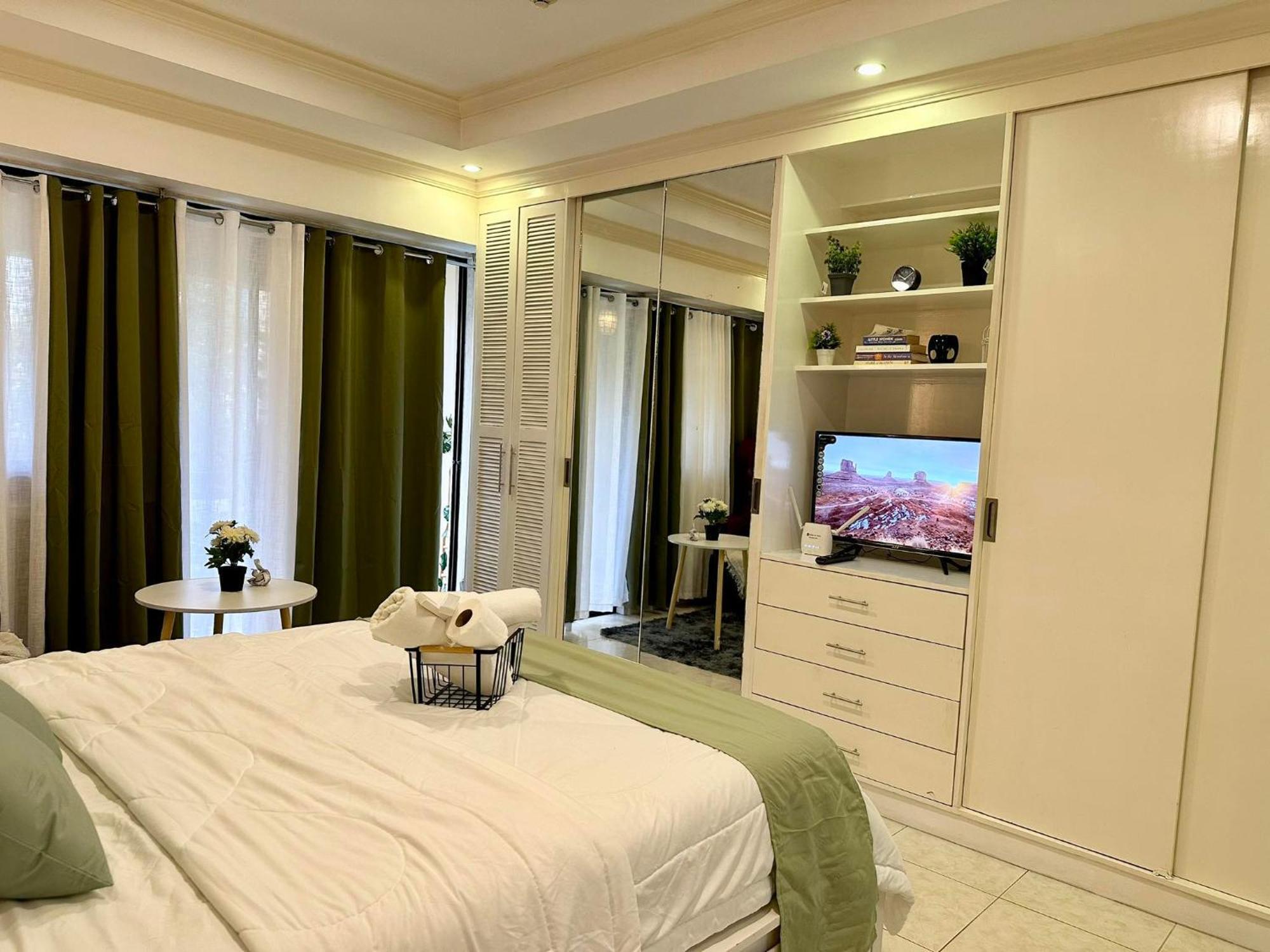 One Bedroom With Balcony By Christine Suites Ph In Greenbelt Radisson Makati City Eksteriør bilde