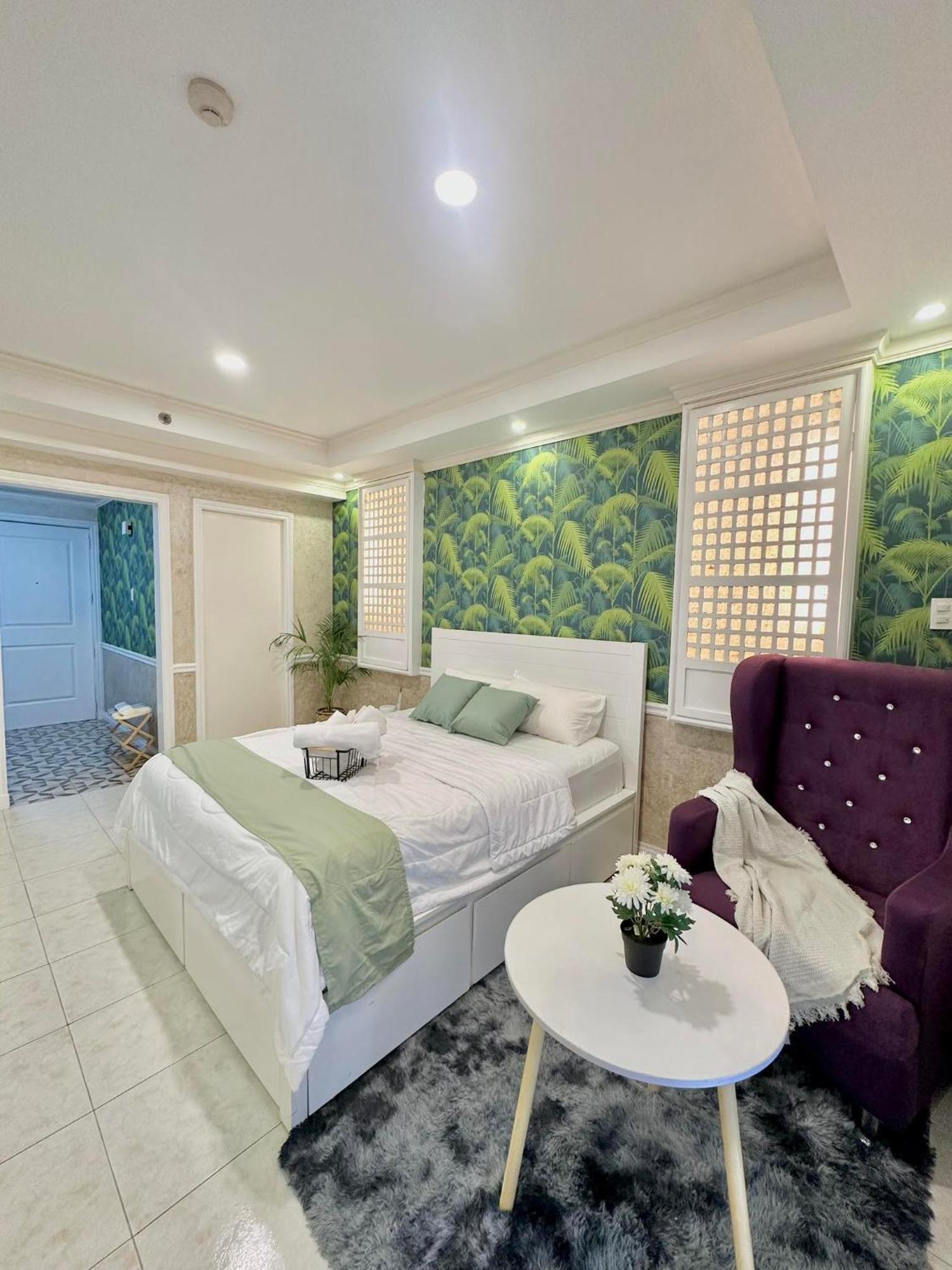 One Bedroom With Balcony By Christine Suites Ph In Greenbelt Radisson Makati City Eksteriør bilde