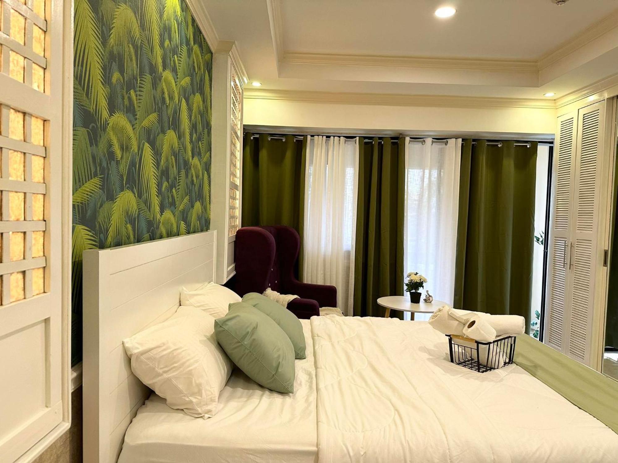 One Bedroom With Balcony By Christine Suites Ph In Greenbelt Radisson Makati City Eksteriør bilde
