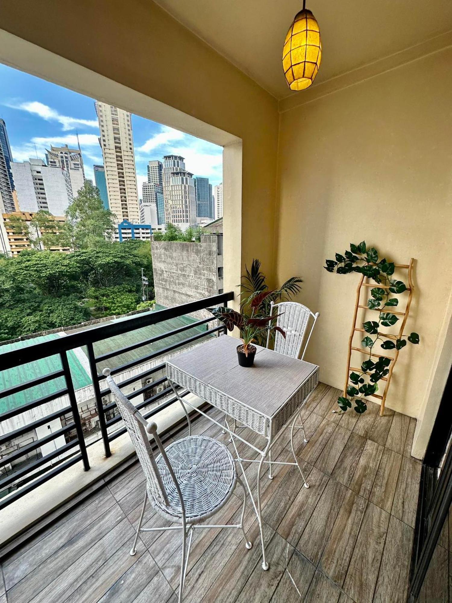 One Bedroom With Balcony By Christine Suites Ph In Greenbelt Radisson Makati City Eksteriør bilde