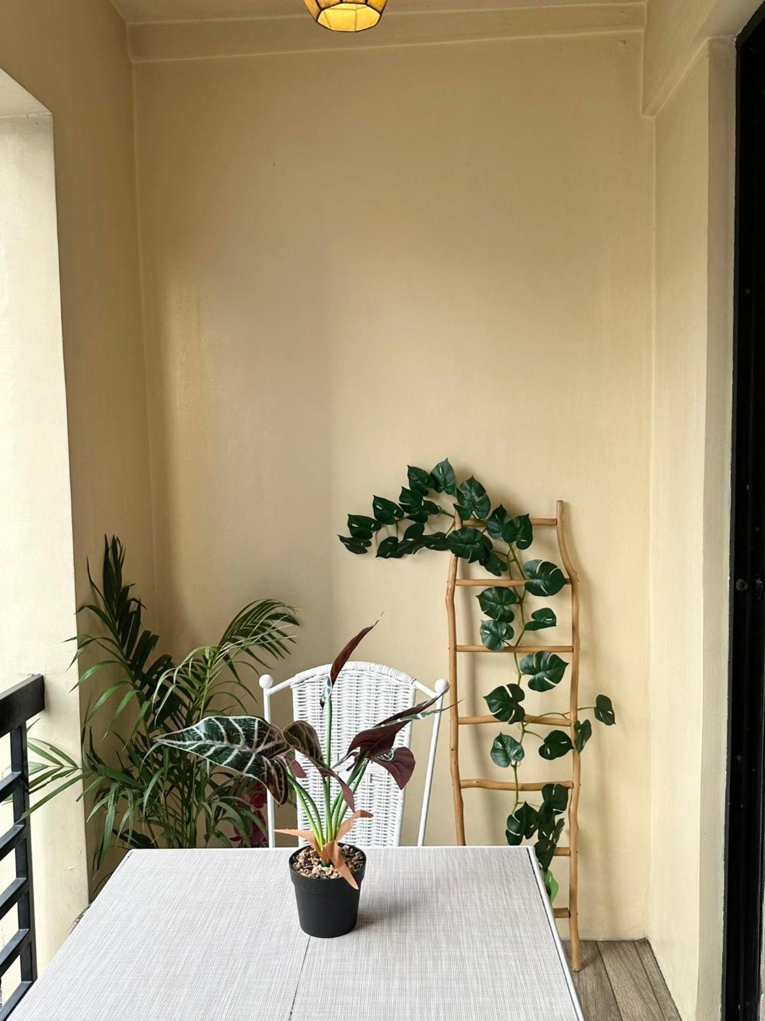 One Bedroom With Balcony By Christine Suites Ph In Greenbelt Radisson Makati City Eksteriør bilde