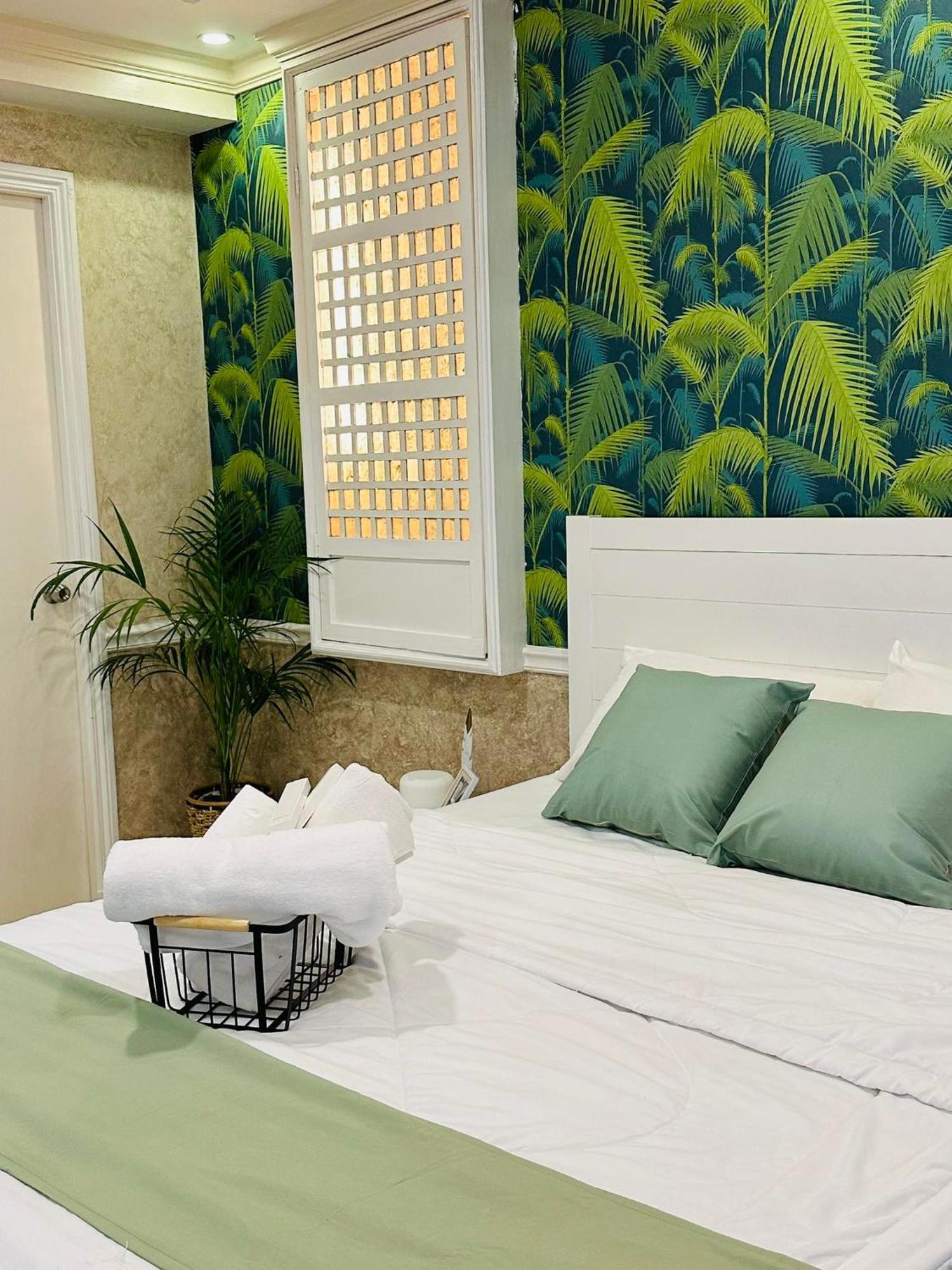 One Bedroom With Balcony By Christine Suites Ph In Greenbelt Radisson Makati City Eksteriør bilde