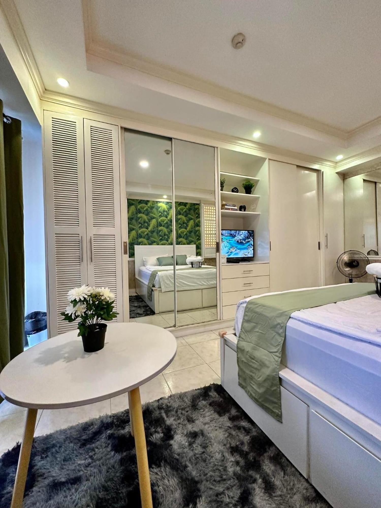 One Bedroom With Balcony By Christine Suites Ph In Greenbelt Radisson Makati City Eksteriør bilde