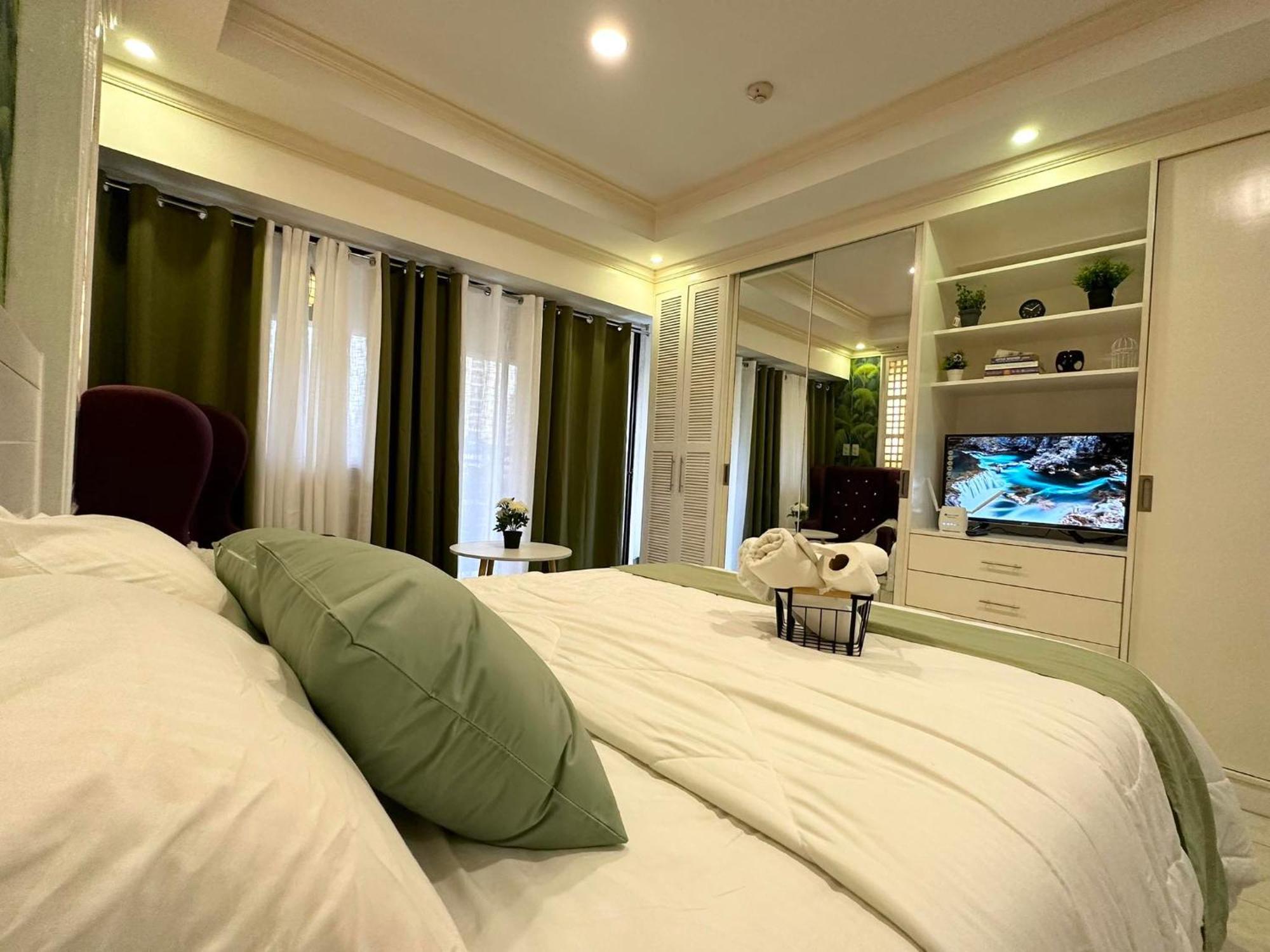 One Bedroom With Balcony By Christine Suites Ph In Greenbelt Radisson Makati City Eksteriør bilde