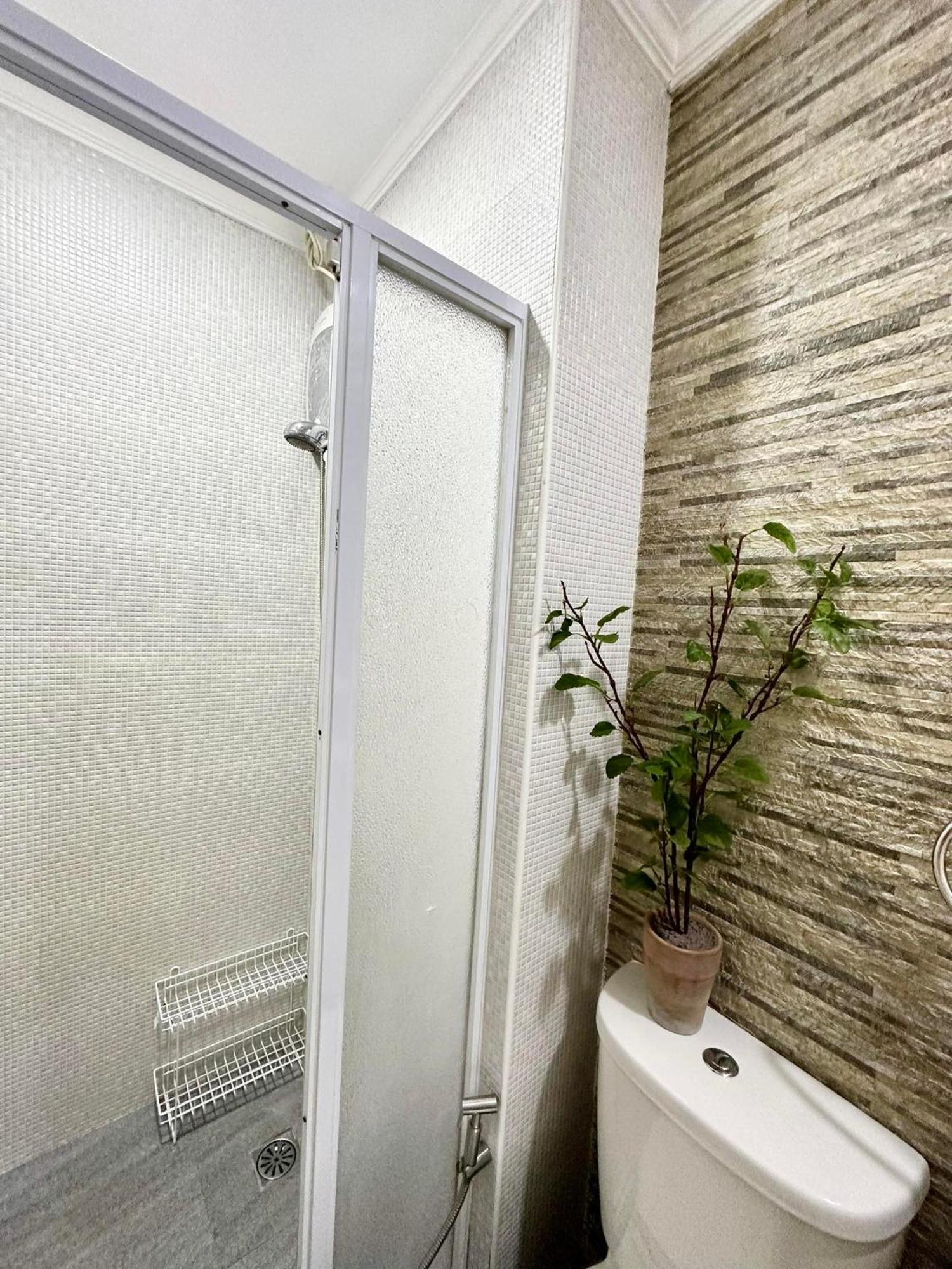 One Bedroom With Balcony By Christine Suites Ph In Greenbelt Radisson Makati City Eksteriør bilde