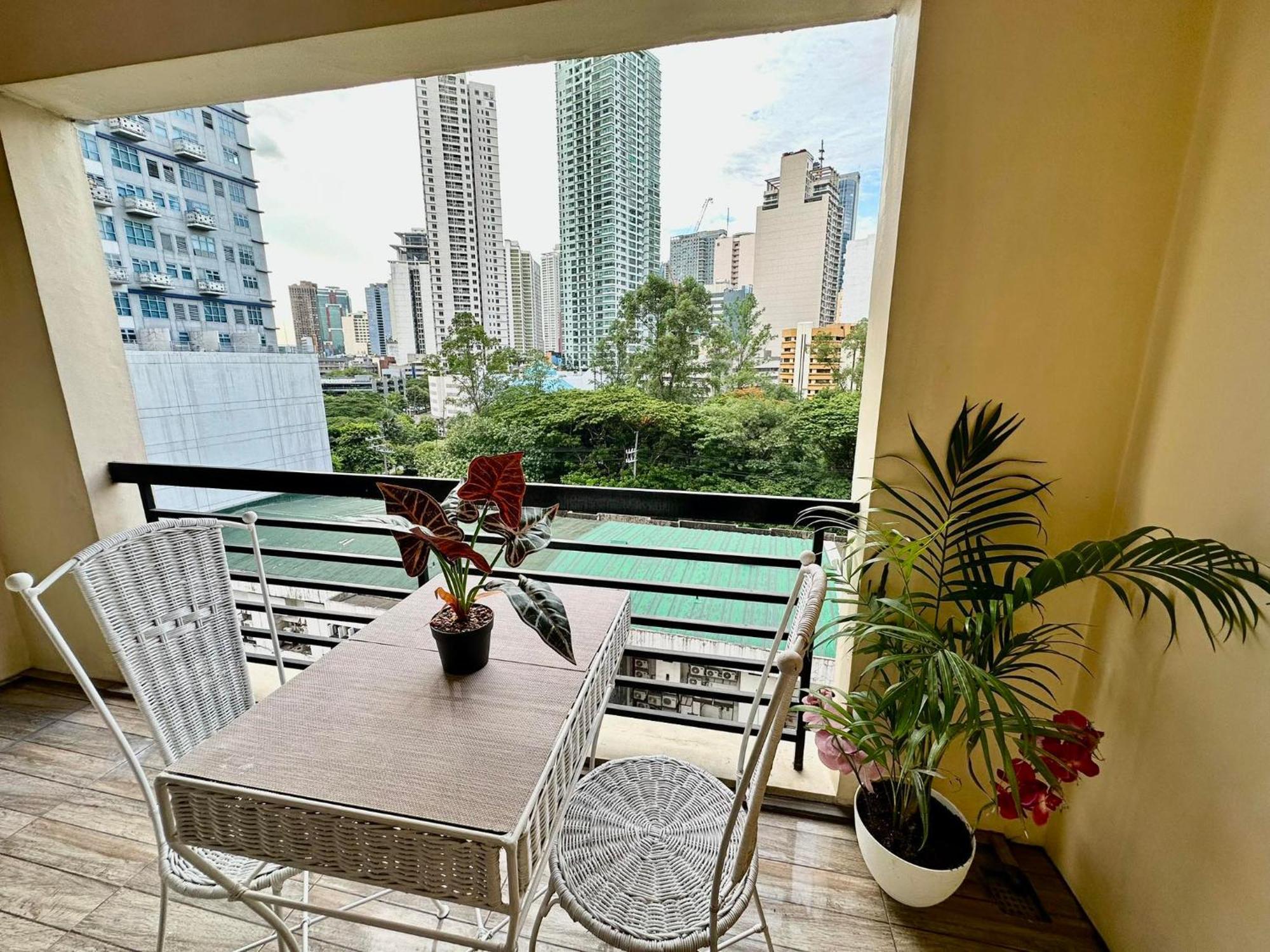 One Bedroom With Balcony By Christine Suites Ph In Greenbelt Radisson Makati City Eksteriør bilde
