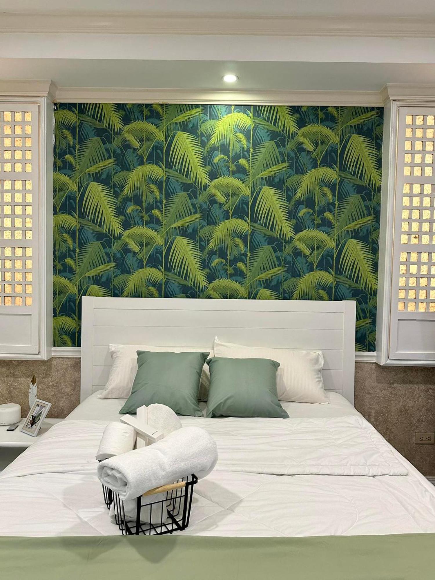One Bedroom With Balcony By Christine Suites Ph In Greenbelt Radisson Makati City Eksteriør bilde
