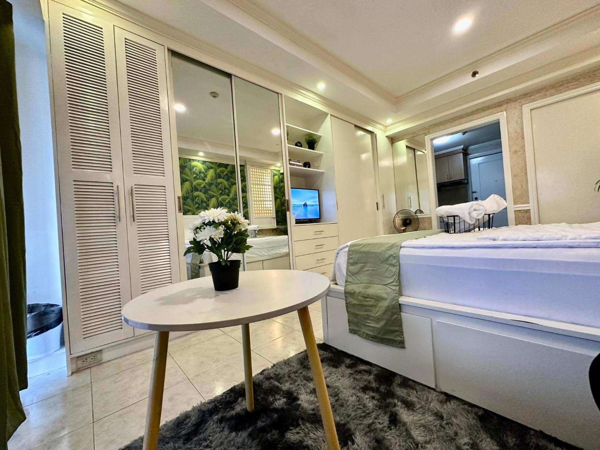 One Bedroom With Balcony By Christine Suites Ph In Greenbelt Radisson Makati City Eksteriør bilde