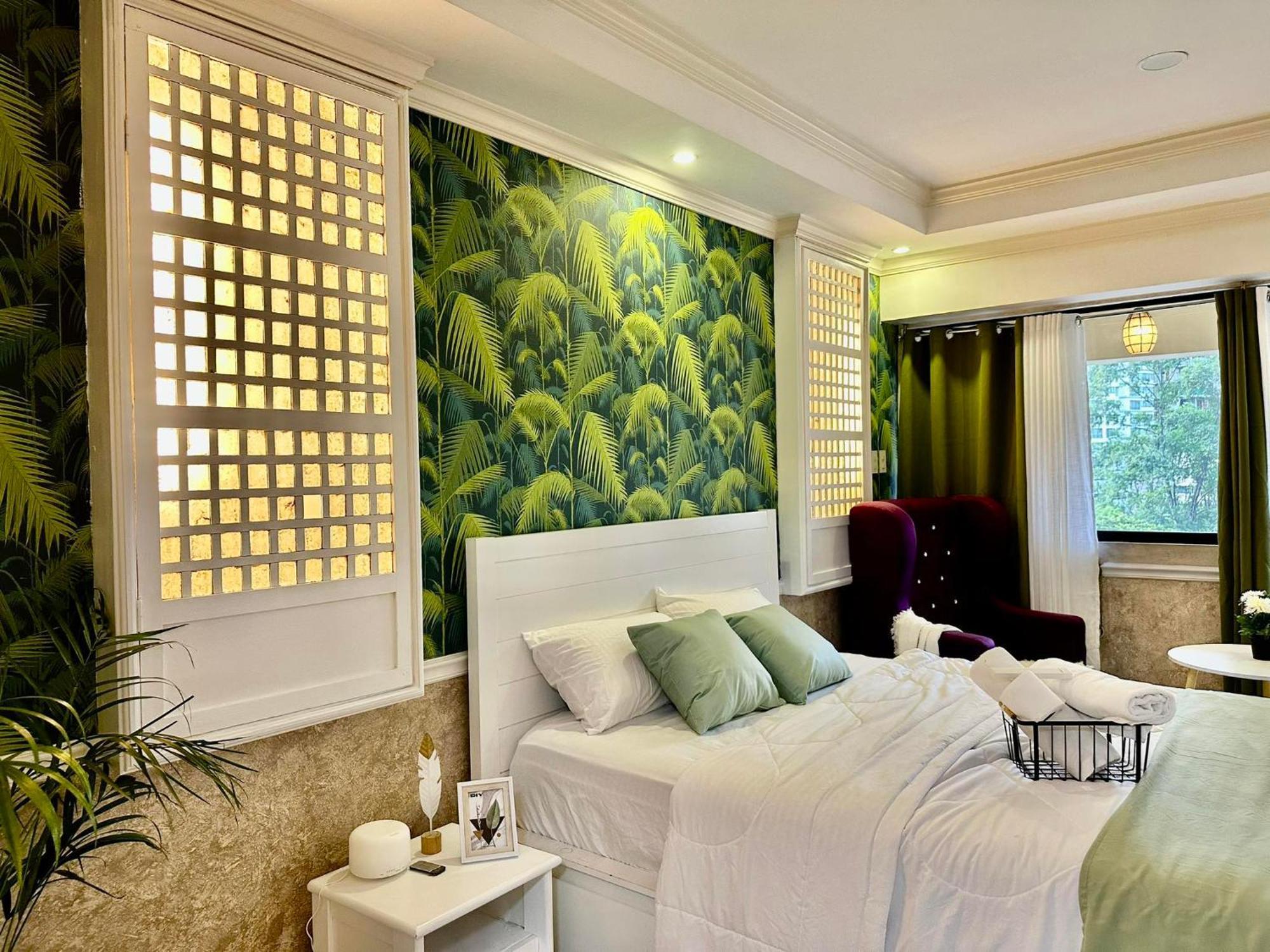 One Bedroom With Balcony By Christine Suites Ph In Greenbelt Radisson Makati City Eksteriør bilde
