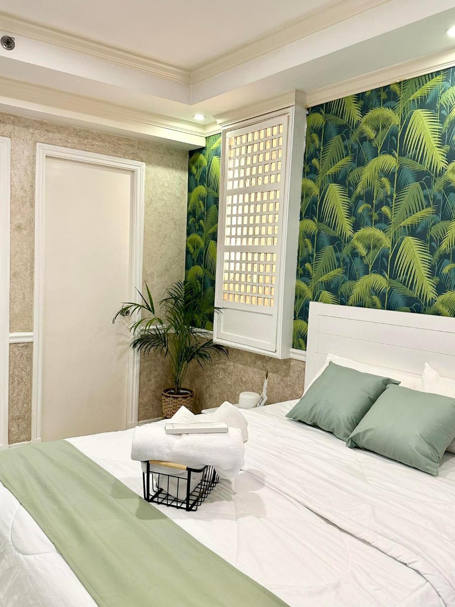 One Bedroom With Balcony By Christine Suites Ph In Greenbelt Radisson Makati City Eksteriør bilde