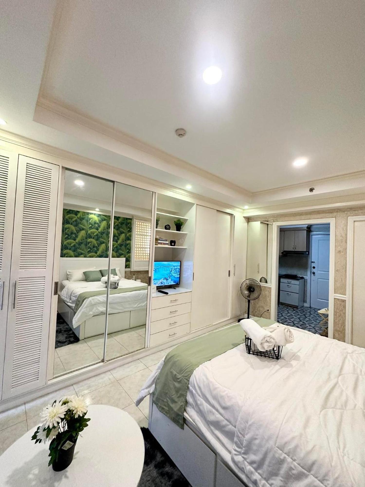 One Bedroom With Balcony By Christine Suites Ph In Greenbelt Radisson Makati City Eksteriør bilde