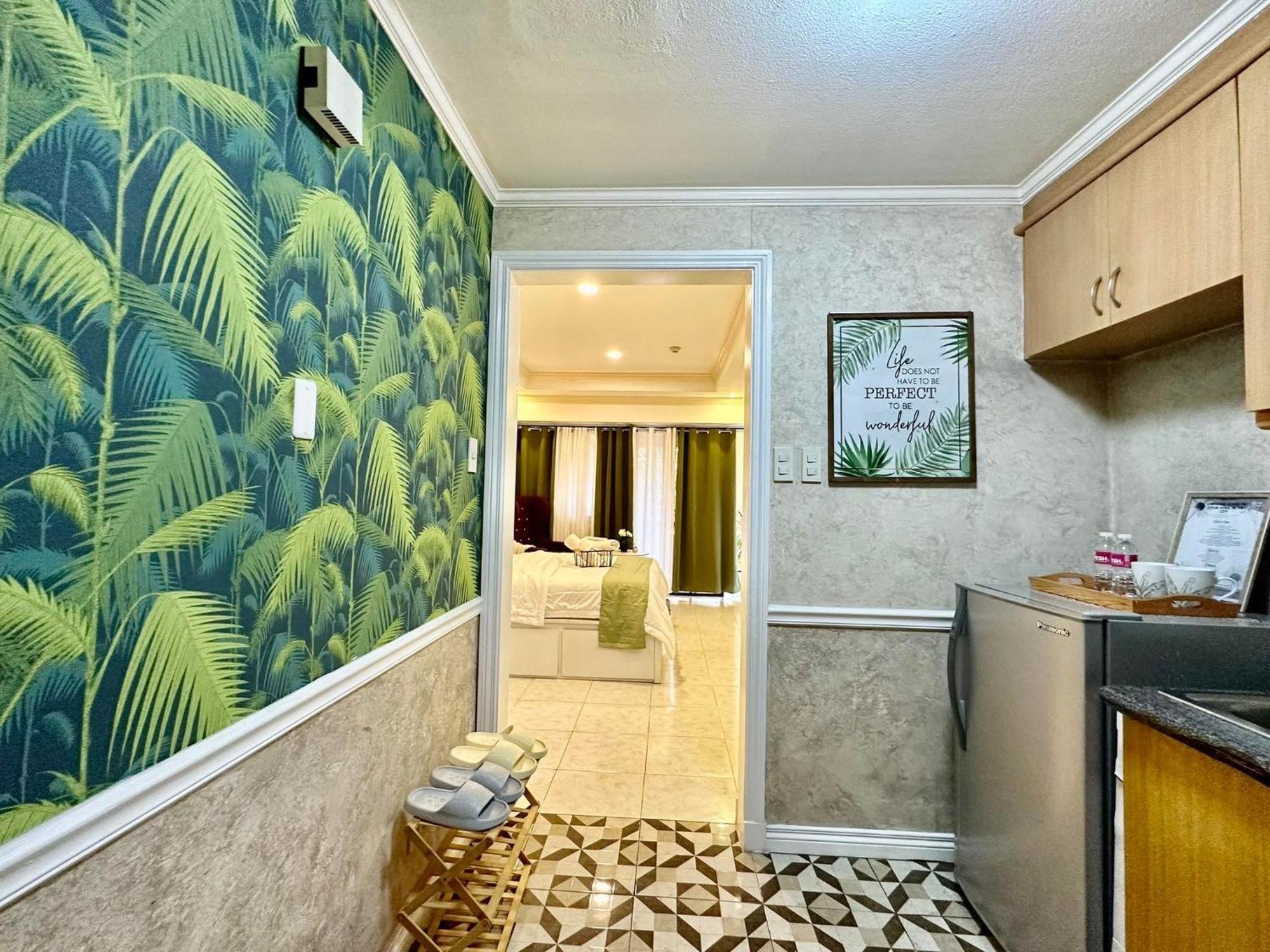One Bedroom With Balcony By Christine Suites Ph In Greenbelt Radisson Makati City Eksteriør bilde