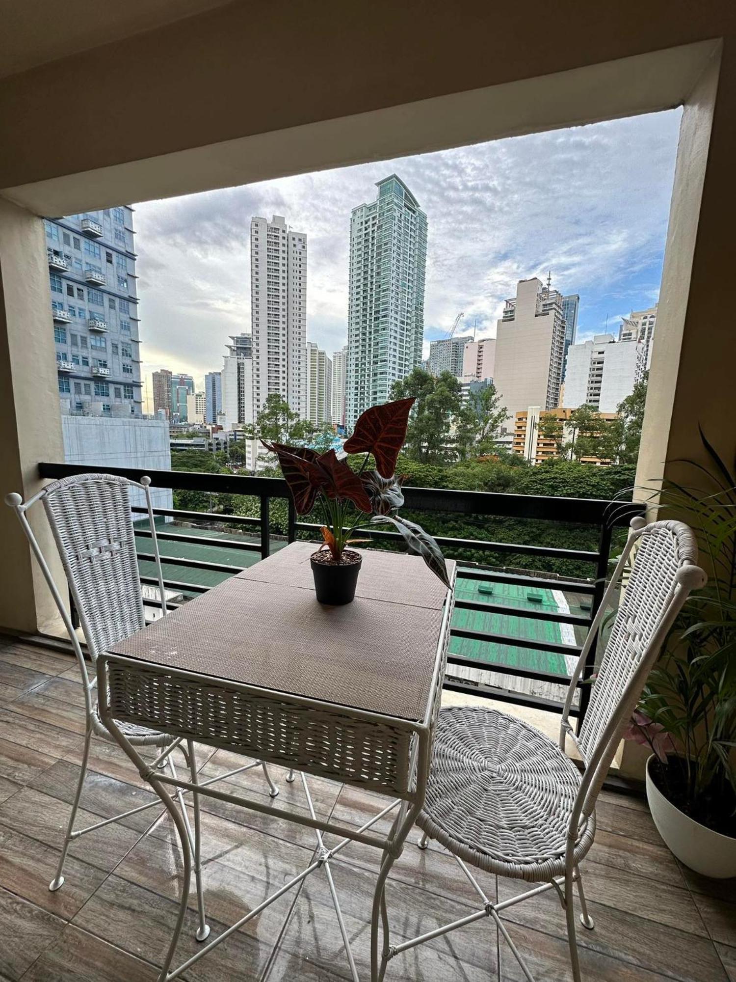 One Bedroom With Balcony By Christine Suites Ph In Greenbelt Radisson Makati City Eksteriør bilde