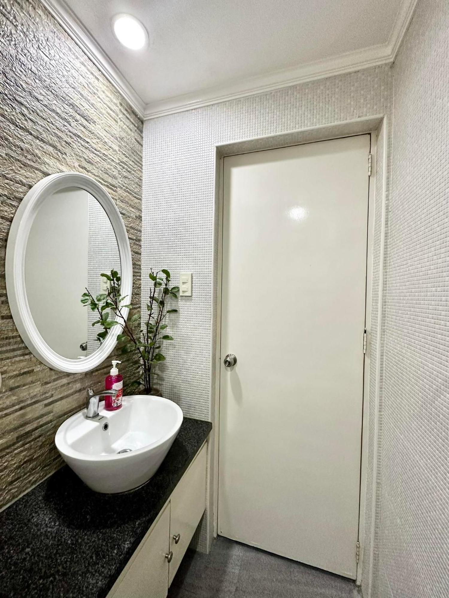 One Bedroom With Balcony By Christine Suites Ph In Greenbelt Radisson Makati City Eksteriør bilde