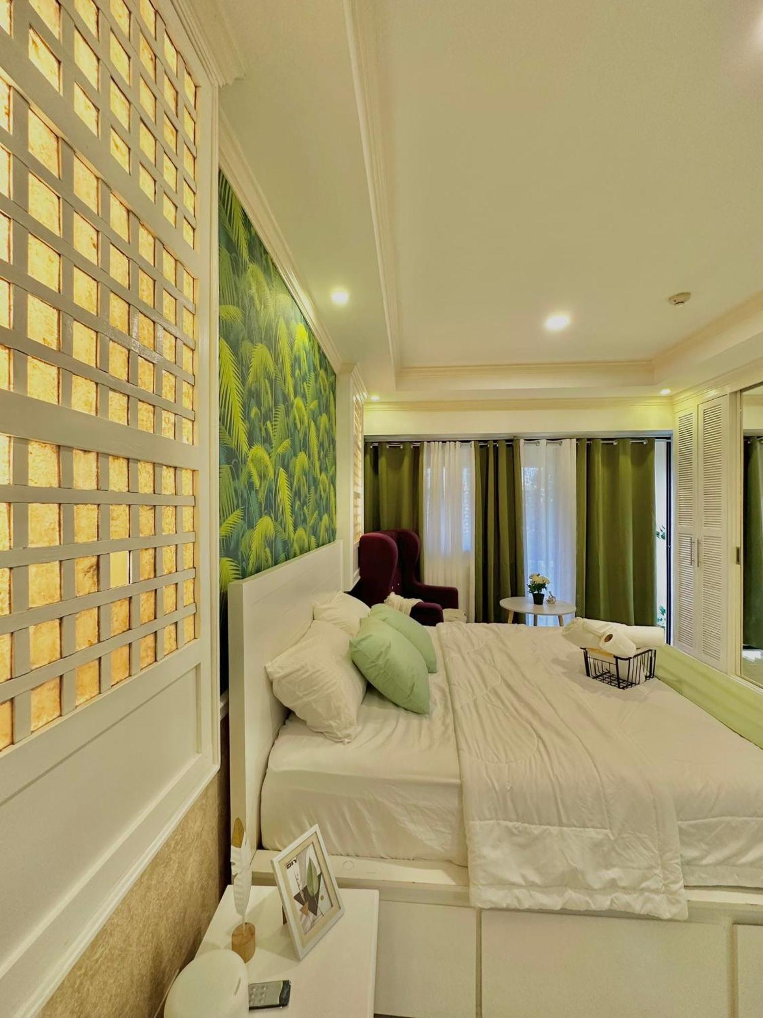 One Bedroom With Balcony By Christine Suites Ph In Greenbelt Radisson Makati City Eksteriør bilde